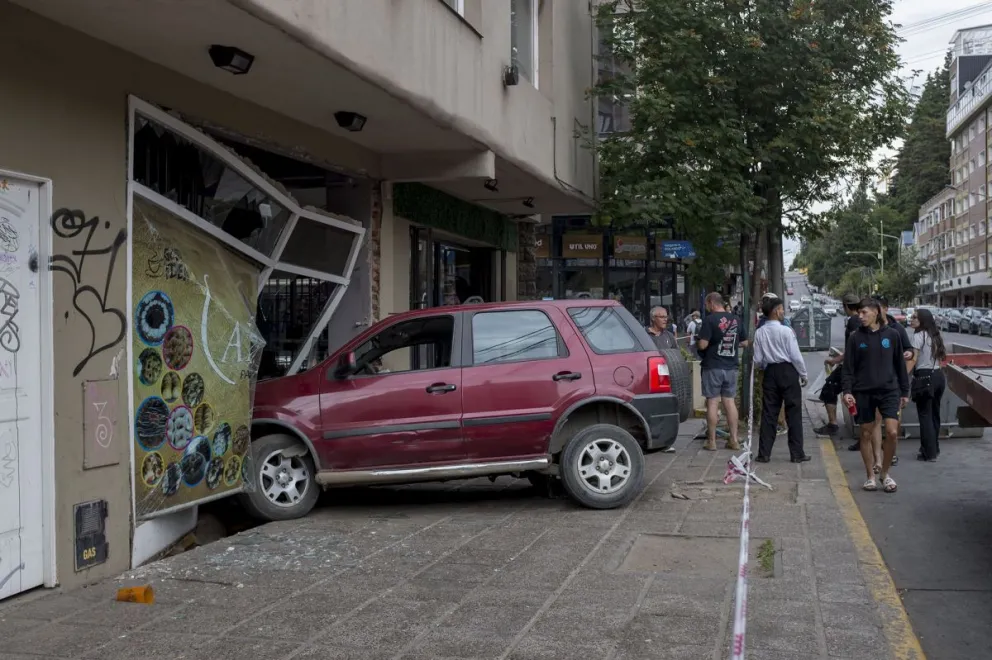 Un auto terminó incrustado en un café en pleno centro