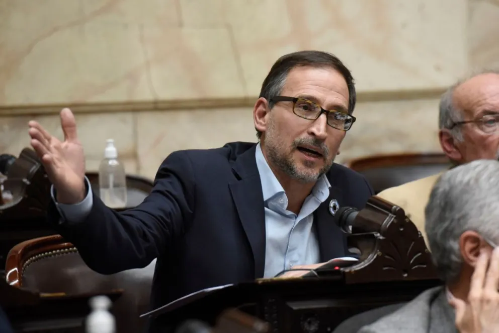 Domingo apuntó contra el gobierno nacional y lo acusó de "unitario" 