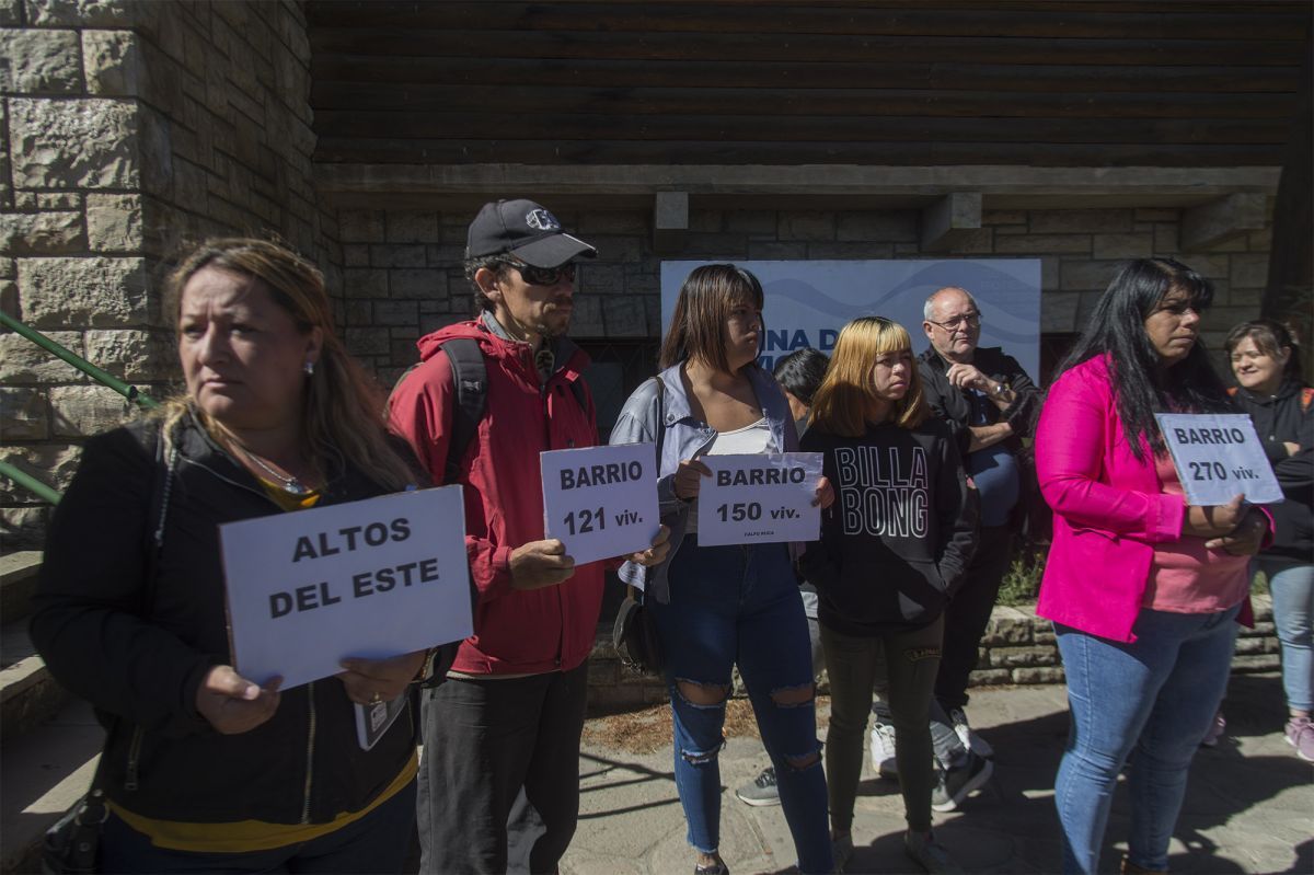 La falta de agua en distintos barrios, llevó a los vecinos a reclamar en la calle
