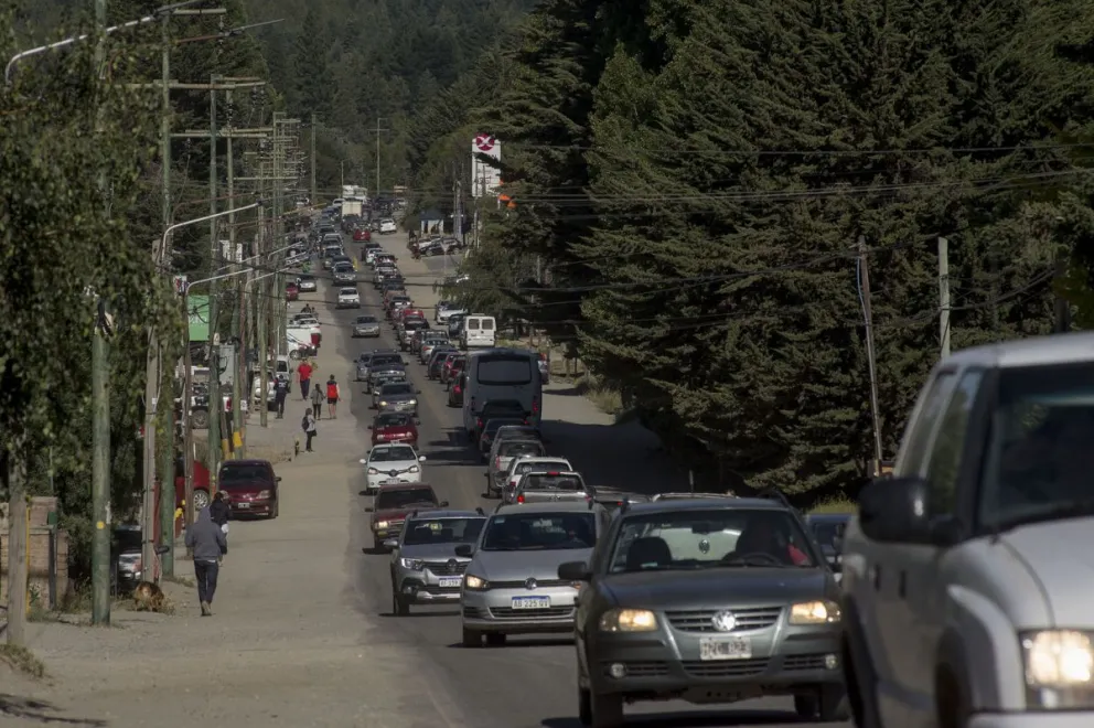 Un parque automotor de unos 110 mil autos y una ciudad colapsada con la llegada de turistas
