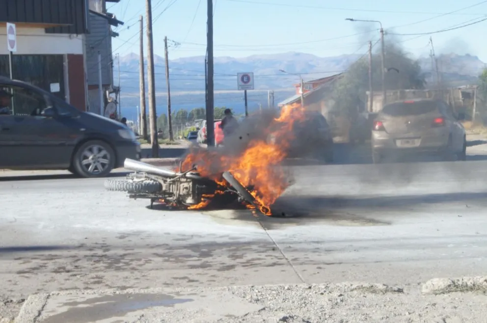 Choque, susto e incendio de una moto