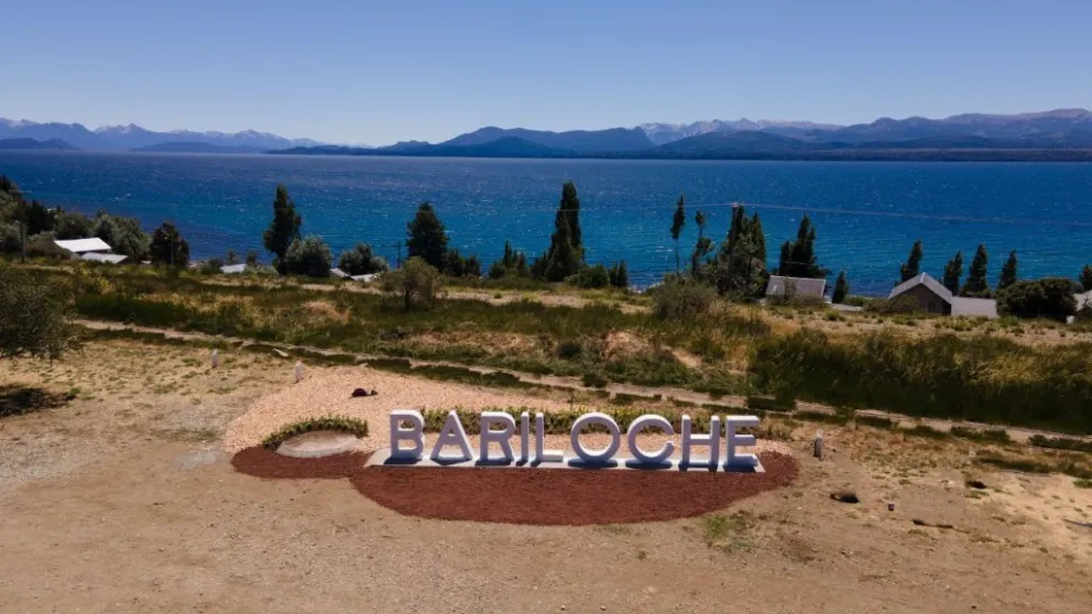 Las nuevas letras del cartel de Bariloche ya están en su lugar