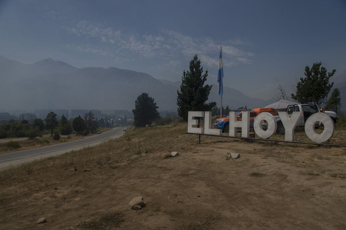 Cómo continúan los trabajos para combatir las llamas en El Hoyo