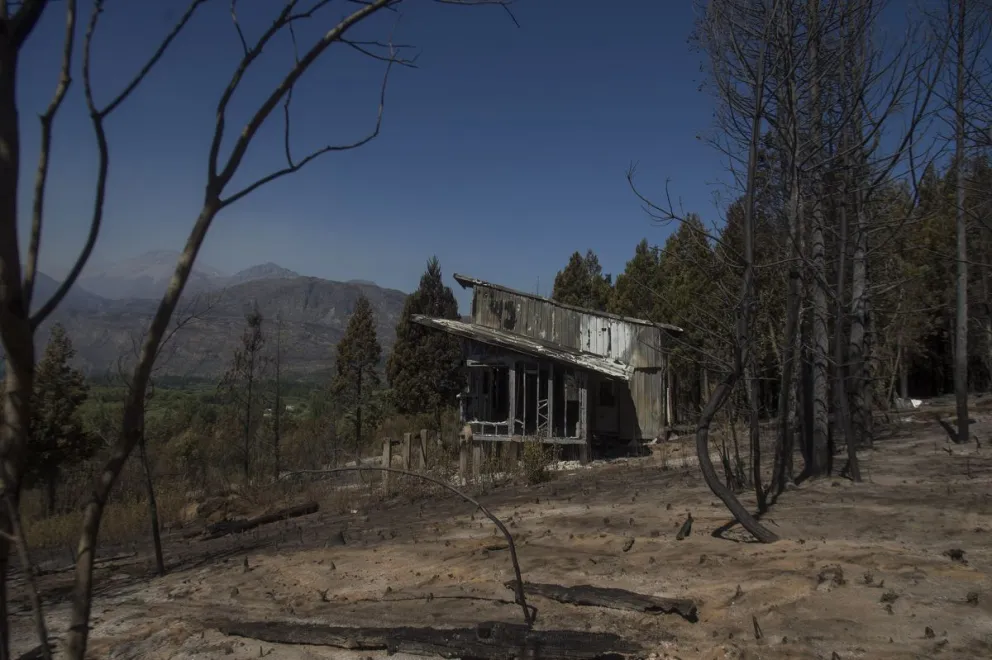 El fuego en El Hoyo ya consumió al menos una vivienda
