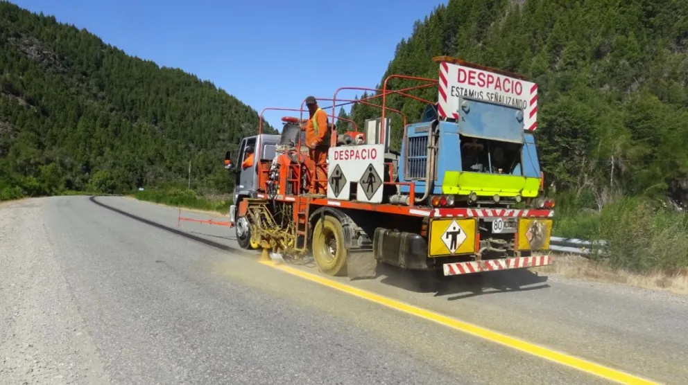 Realizan tareas de señalamiento en la ruta 40