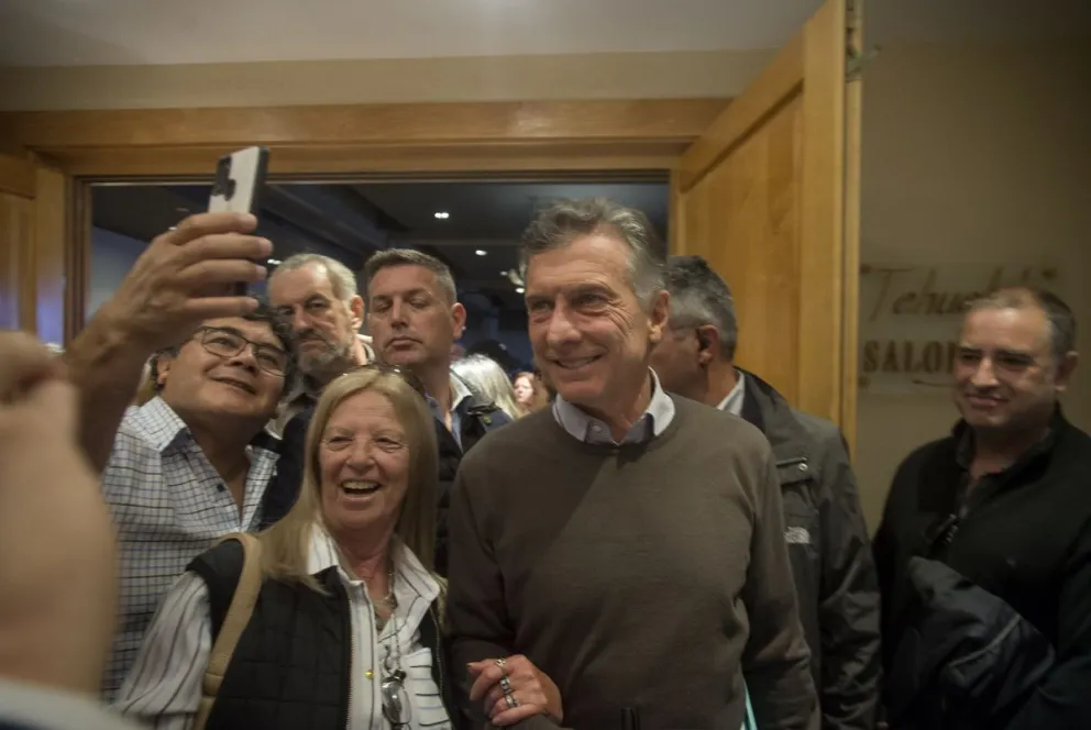 Abuchearon e insultaron a Mauricio Macri mientras caminaba por el centro de Bariloche