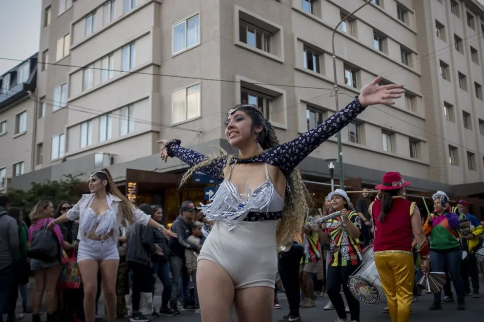 Murgas y comparsas le pusieron ritmo y color a calle Mitre