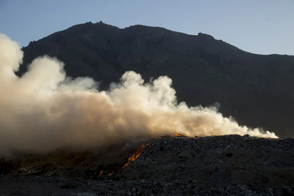 Suspensión del trabajador tras el incendio en el vertedero: “que no sea un chivo expiatorio”