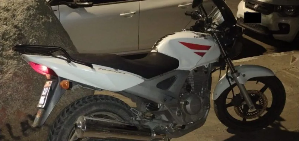 Robó una moto y la quiso dejar estacionada para fugarse, pero fue detenido