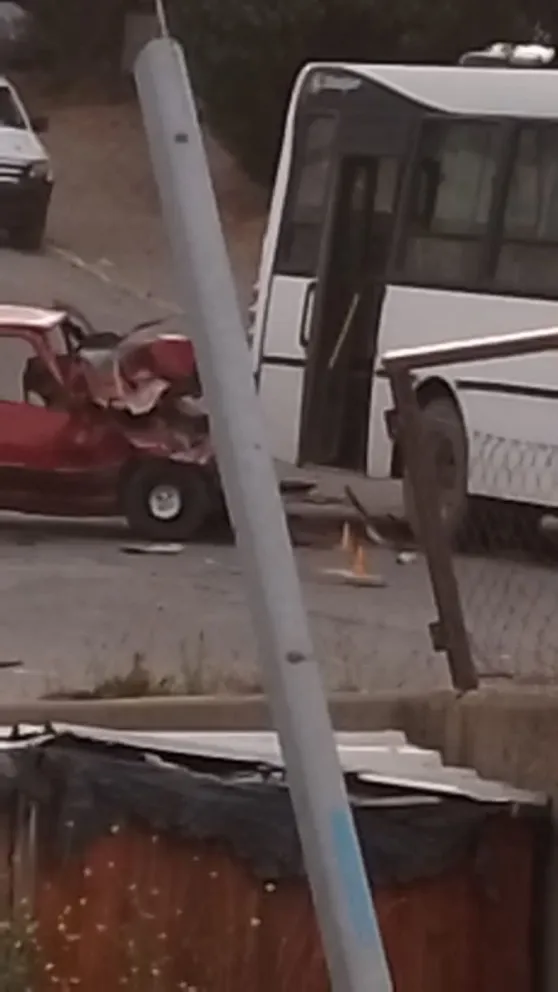 Fuerte choque entre un auto y un colectivo de Mi Bus