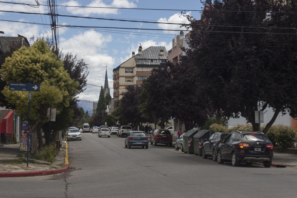 Pintan los cordones amarillos sobre autos bien estacionados: ¿cuál es la razón?