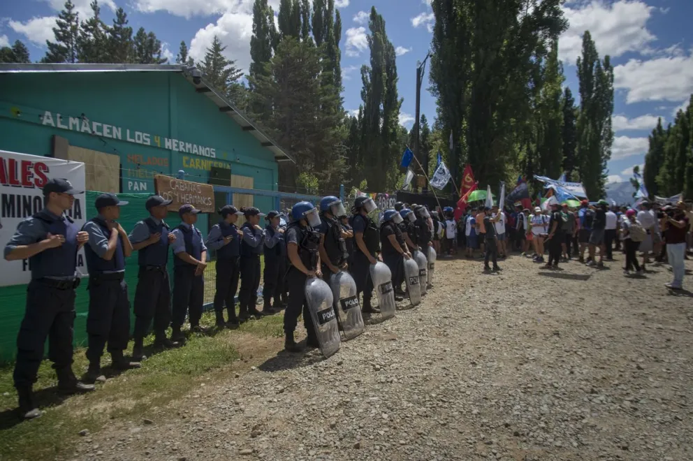 Policías "con gomera" no dejaron avanzar la movilización a Lago Escondido