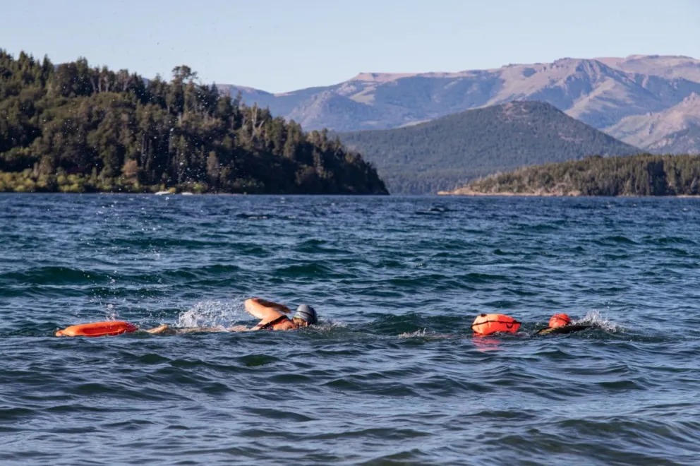 Convocan a una actividad de natación y canotaje por el libre acceso a las playas en Bariloche