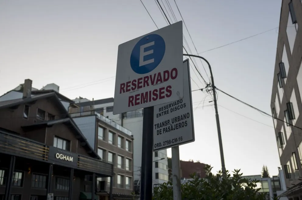 Ante los reclamos de usuarios, entregarán licencias para taxis y remises