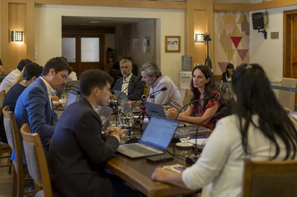 Con 8 votos a favor, el Ejecutivo logró aprobar el aumento de tasas