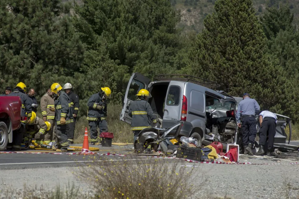 El único sobreviviente del choque en ruta 40 sigue en grave estado