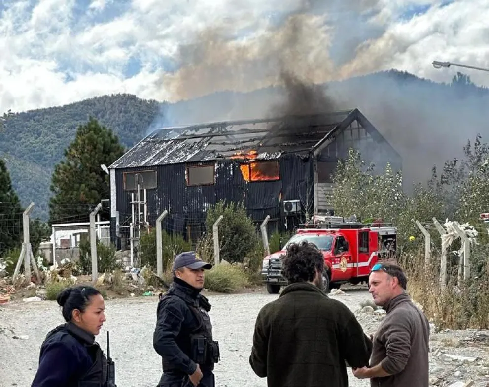 Se incendió por completo el laboratorio de TresB en el vertedero municipal