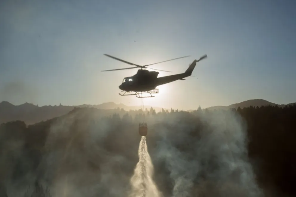 Intenso trabajo para contener un voraz incendio en ruta de Circunvalación