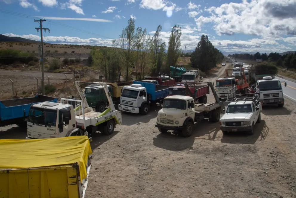Por el aumento de tasas, camioneros cortaron el ingreso al basurero