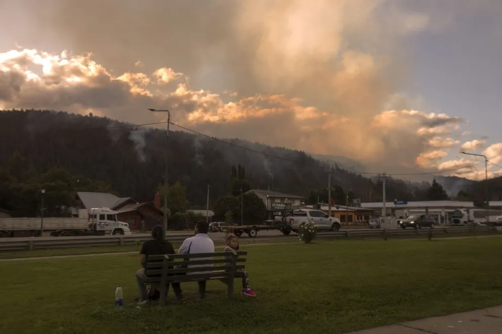 El incendio en El Bolsón sigue activo y obligó a suspender clases