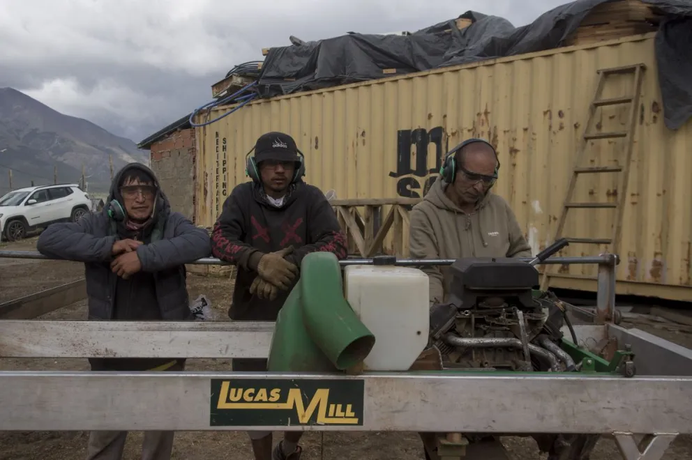 Con la entrega de un aserradero, empezarán con la fábrica de módulos habitacionales