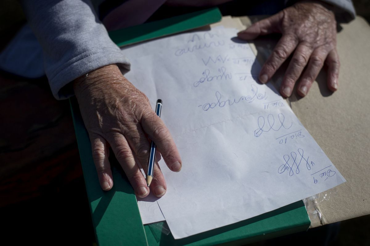 La mujer que conoce a las personas a través de su escritura