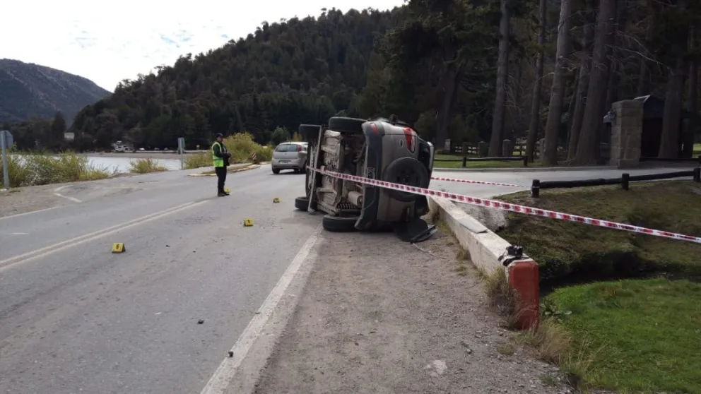 Volcó una camioneta tras un choque en el ingreso a Arelauquen