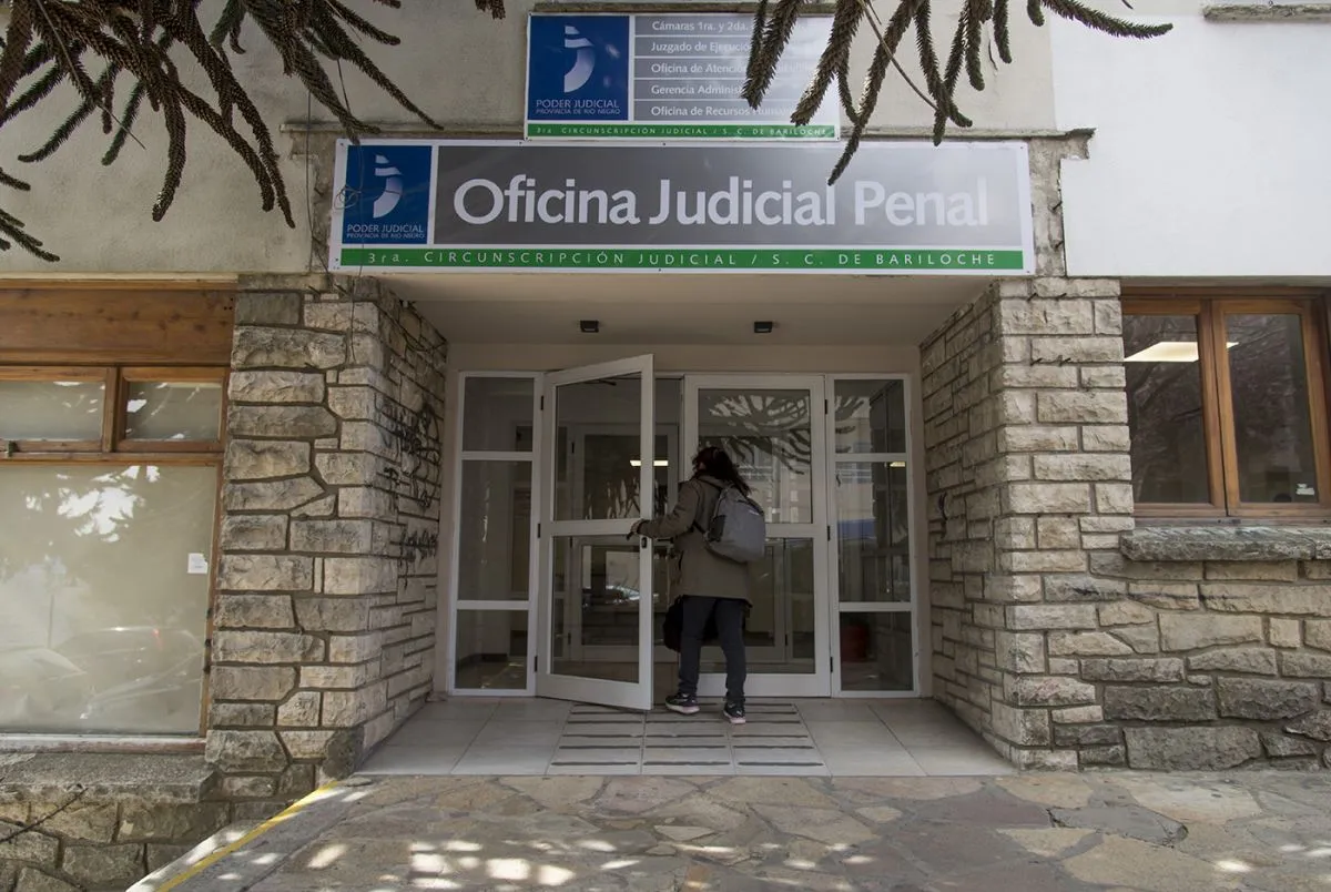 Imputaron por lesiones graves a un hombre que agredió con puños, patadas y botella