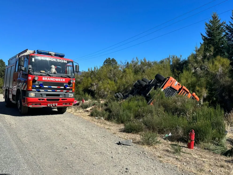 Un camión volcó en la ruta 40
