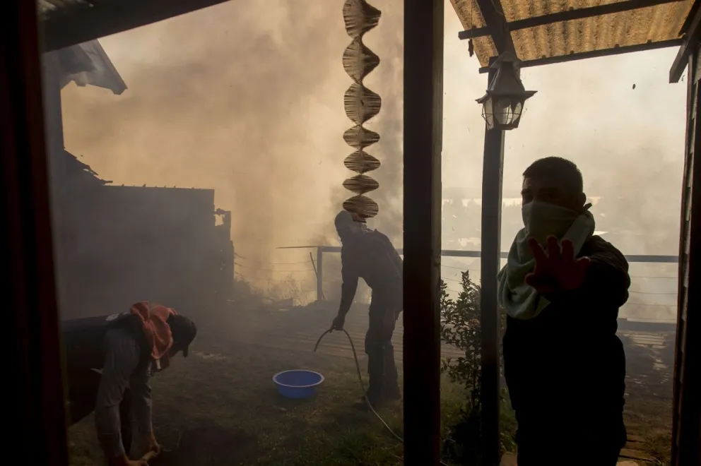 Desesperación entre los vecinos por el incendio en la barda