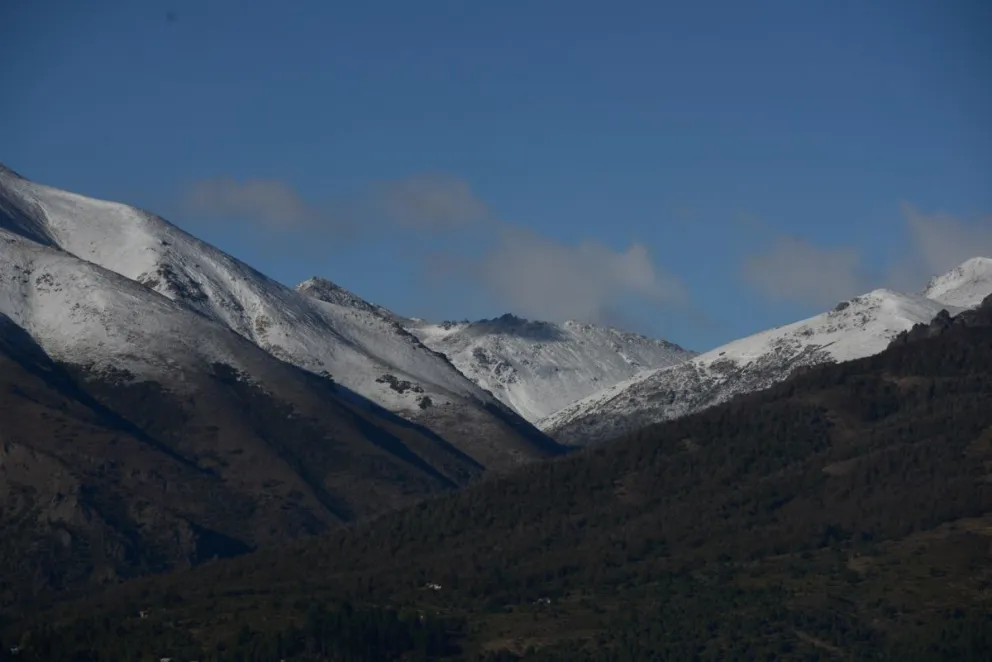Las montañas de la ciudad amanecieron vestidas de blanco