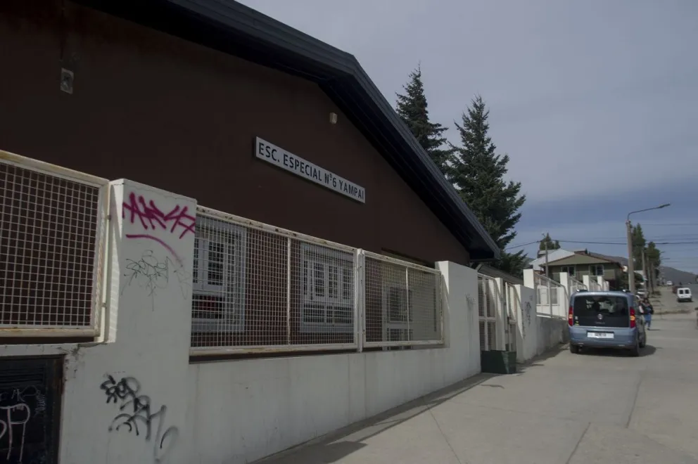 La escuela laboral 6 sigue esperando por el transporte y el nuevo edificio