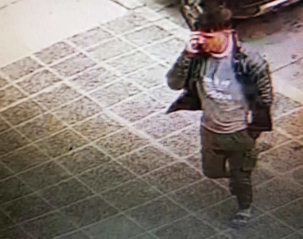 Les robaron a plena luz del día cuando se bajaron a comprar