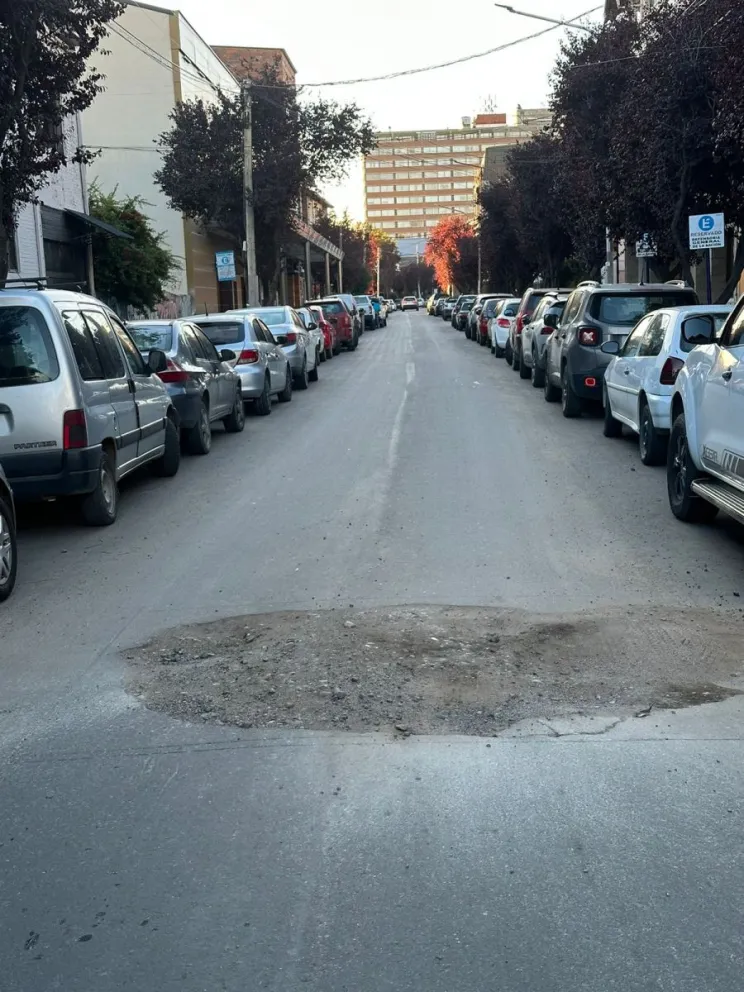 A tres meses de su repavimentación, la calle España ya cuenta con algunos pozos