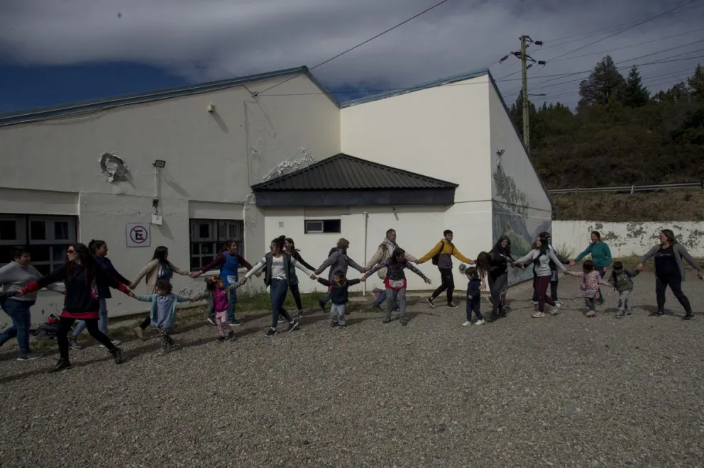 El jardín 68 realizó un abrazo simbólico en apoyo a la lucha docente 