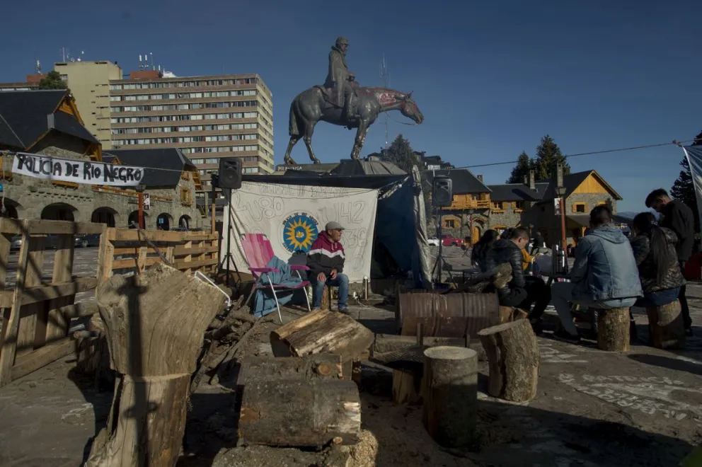 Sin acuerdos, continúa el reclamo de empleados policiales