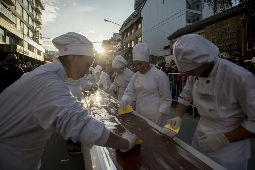 Entre una multitud de gente, se elaboró la barra de chocolate más larga del mundo en Bariloche