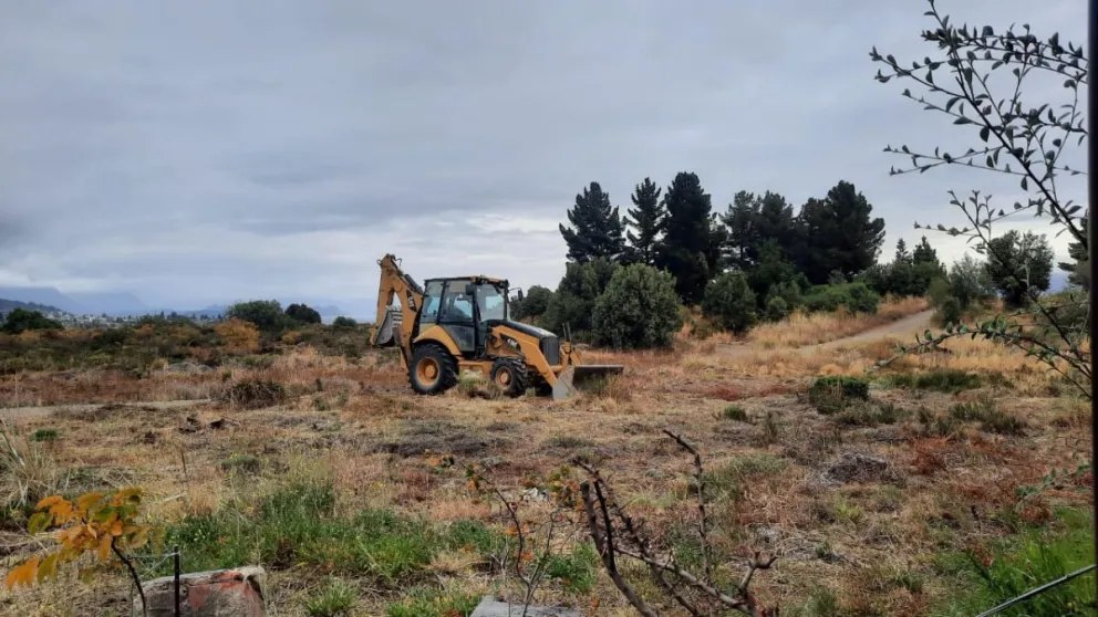 Denuncian el ingreso de máquinas de la Municipalidad a terrenos privados