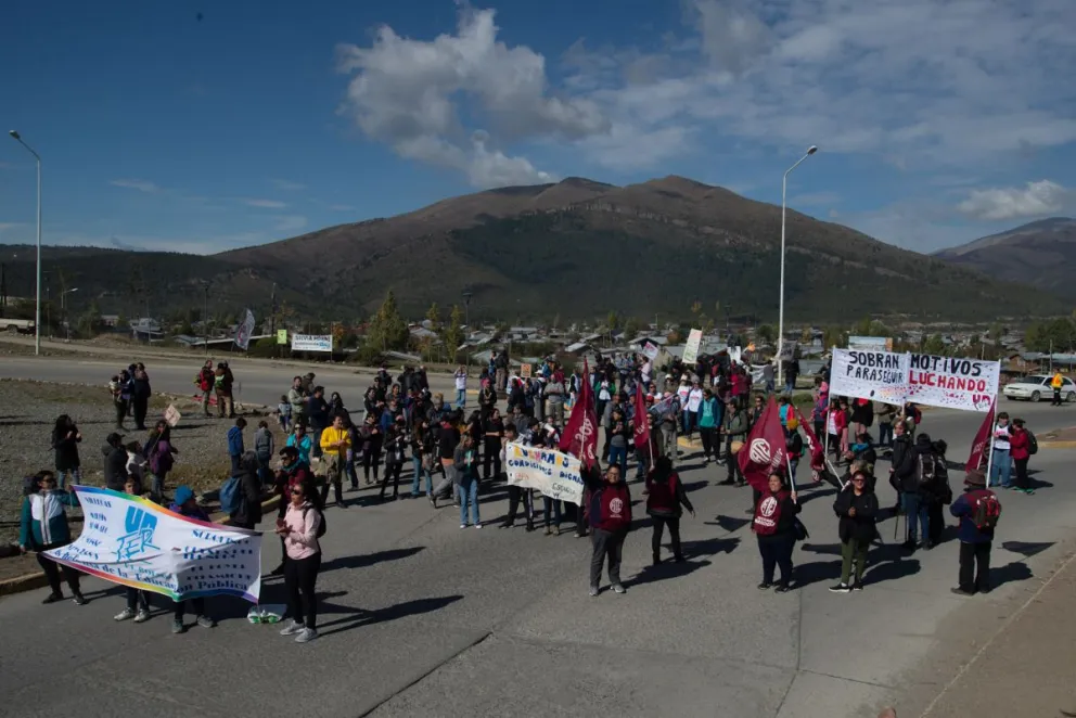 Con una olla popular, el reclamo docente se instaló en el Alto