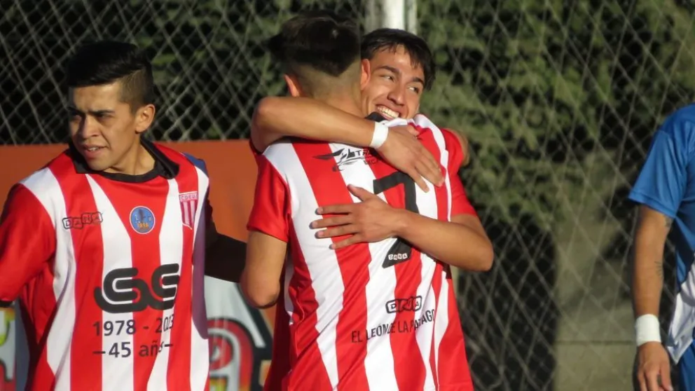 Estudiantes Unidos goleó en casa y sigue bien firme en lo más alto