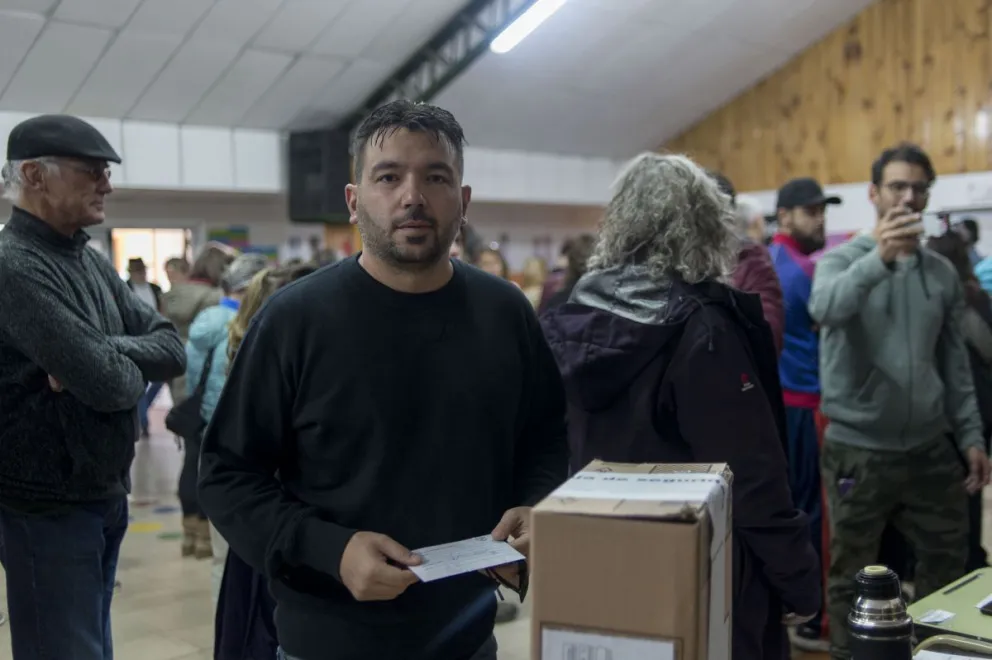 El candidato Gabriel De Tullio votó en la escuela 71 de Bariloche