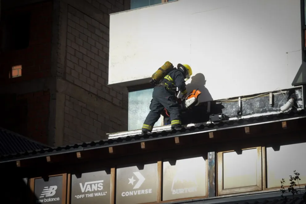 Se incendió el depósito de un local en calle Mitre