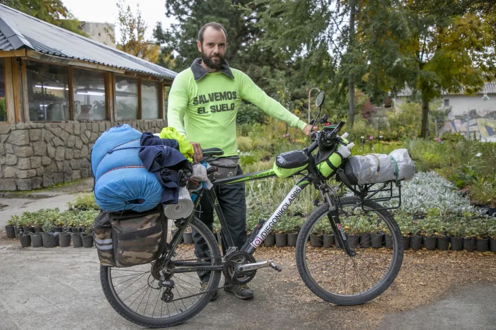 Unirá Buenos Aires con Santa Cruz en bici para "salvar el suelo"