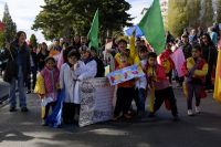Llueve o nieve, no se cancela el desfile tradicional para celebrar el aniversario de Bariloche
