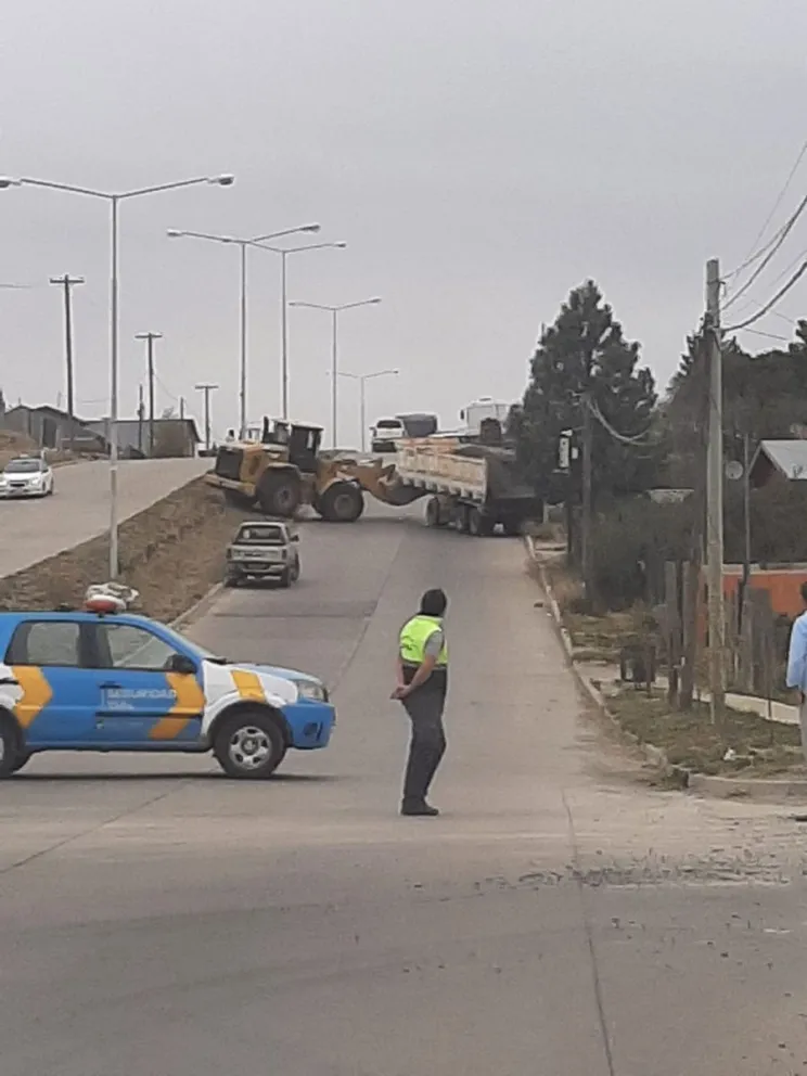 Un camión subía por calle Esandi y sufrió desperfecto técnico 