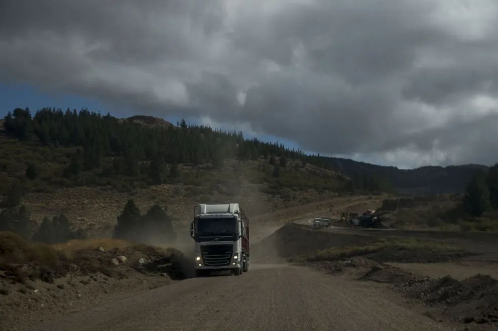 Volcó el camión que conducía y lo indemnizarán por esfuerzos extremos en el trabajo