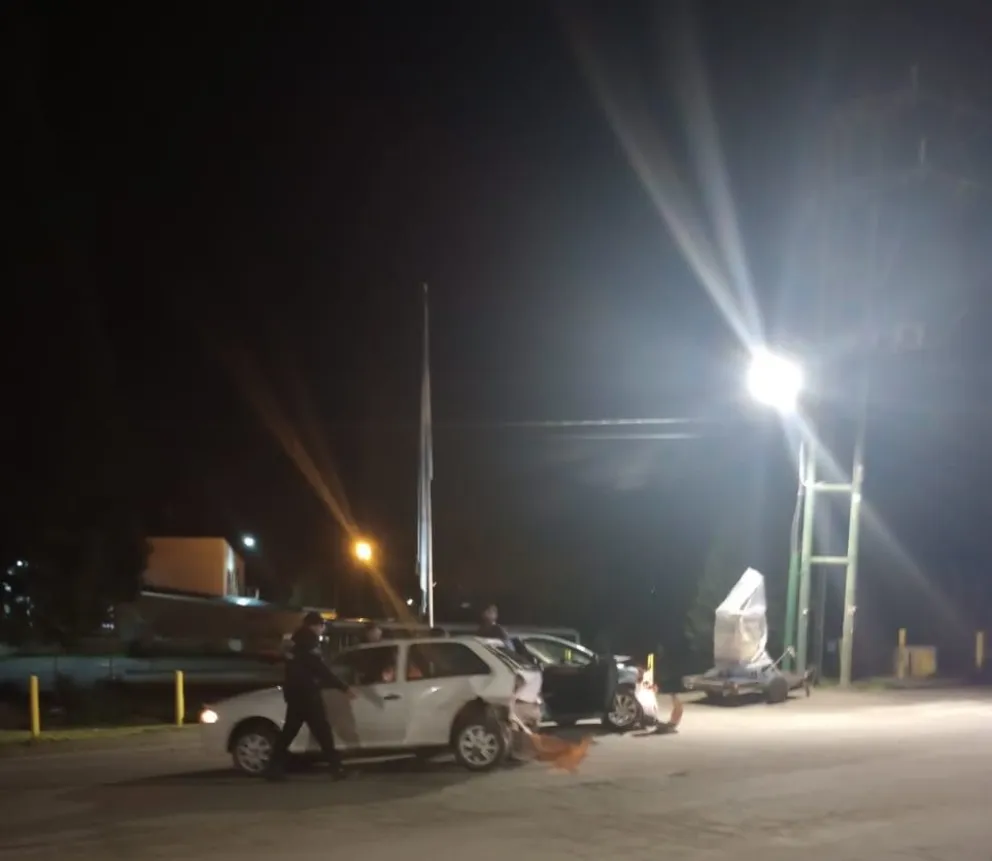 Choque vehicular en avenida Pioneros