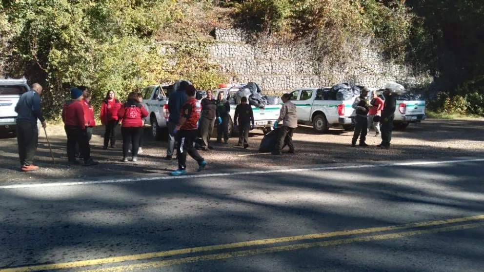 Juntaron 120 bolsas de basura en una jornada de limpieza en la ruta nacional 231
