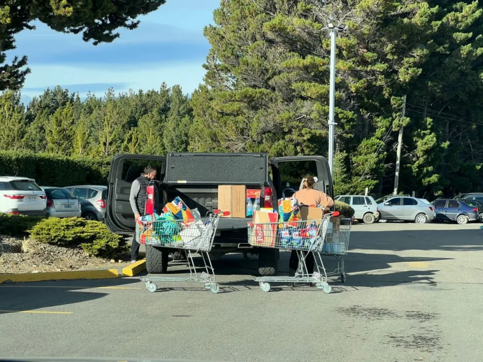Chilenos viajan a comprar en supermercados argentinos y regresan en el día