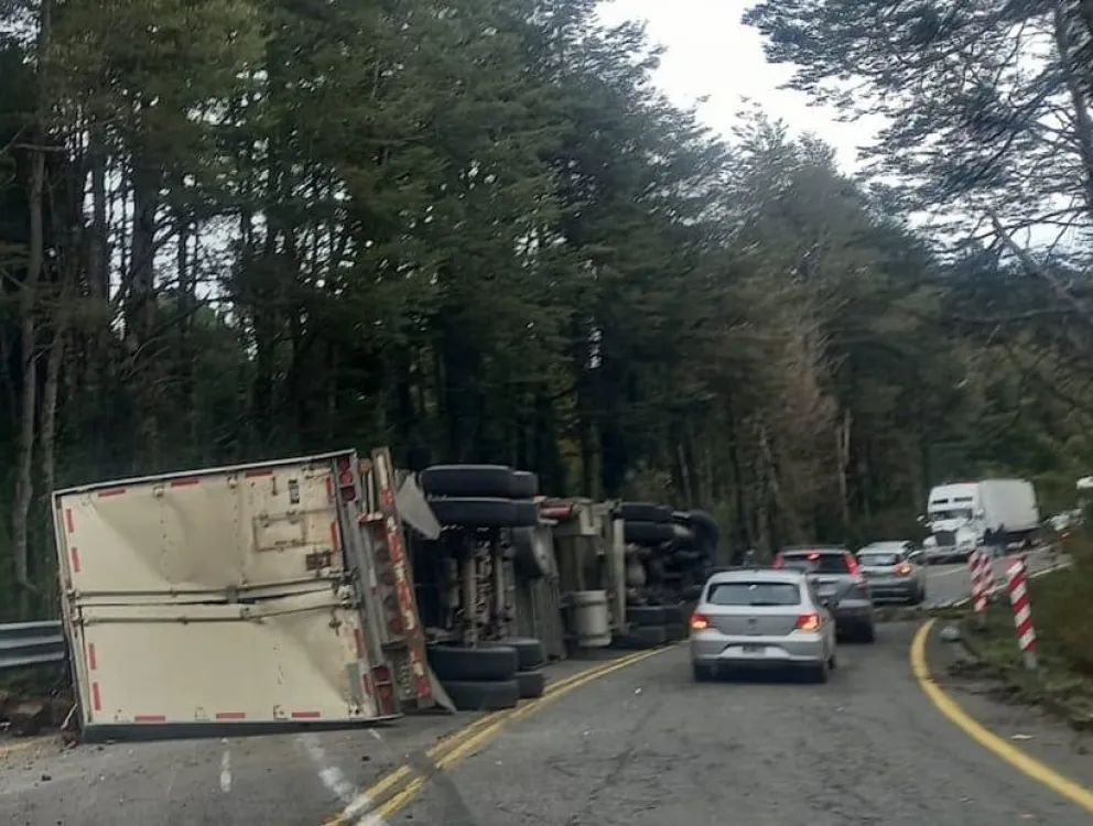 Un camión volcó cerca del paso Cardenal Samoré